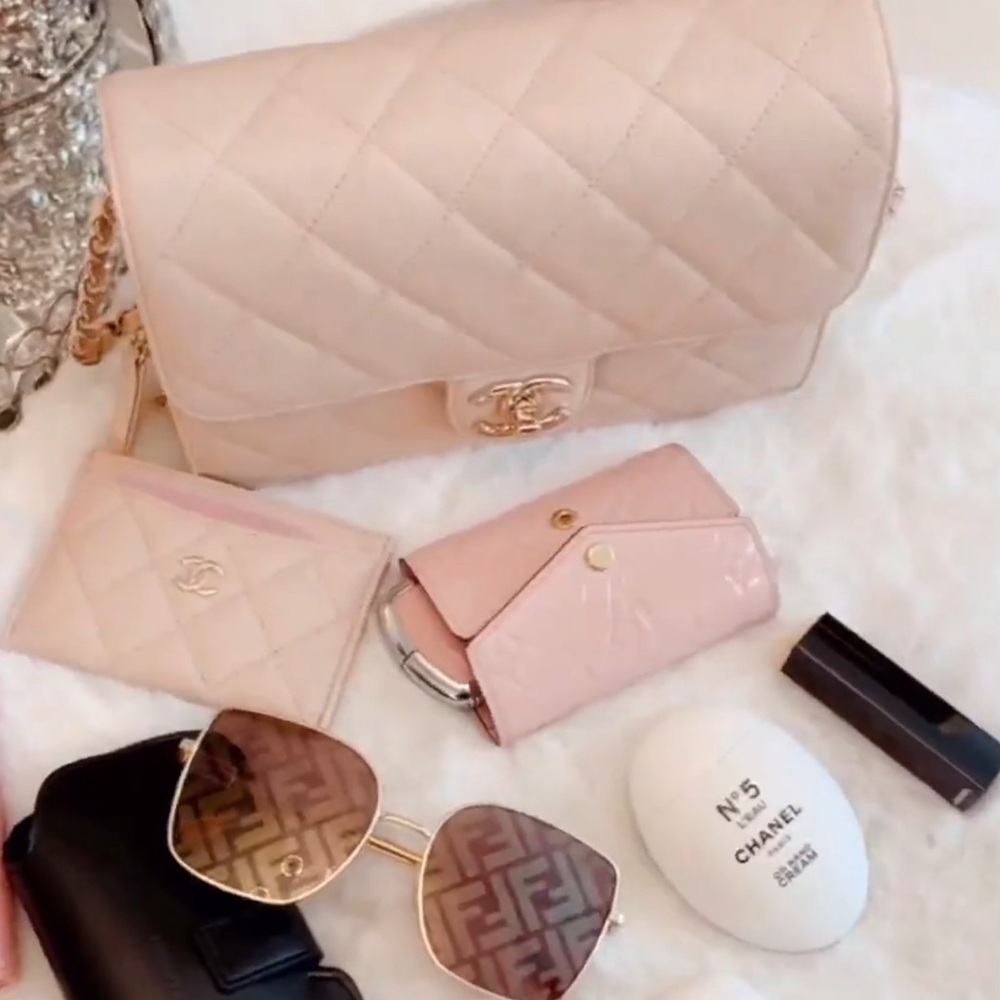 ✨ AUTHENTIC Chanel like a wallet bag and matching card case